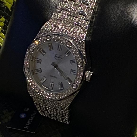 Paved Timepeice - Picture 5 of 5